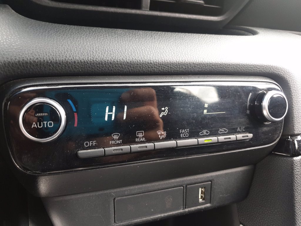 TOYOTA Yaris 1.5h active