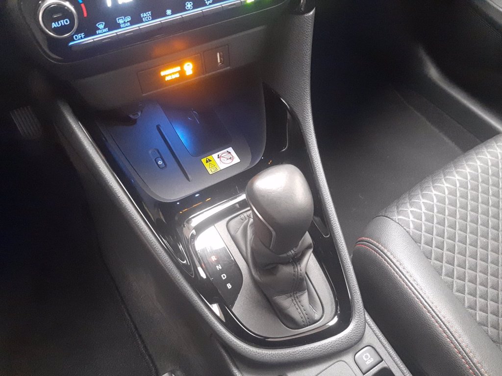 TOYOTA Yaris 1.5h premiere